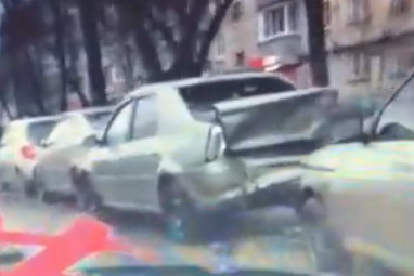В Дашково-Песочне «десятка» врезалась в припаркованные машины